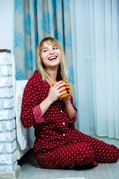 Joven Hermosa Mujer Despertando Sala Luz Mujer Relajada Acostada Cama — Foto de Stock