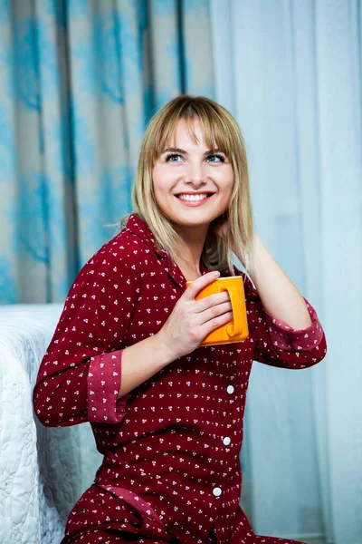 Jonge Mooie Vrouw Wakker Lichte Kamer Ontspannen Vrouw Liggend Bed — Stockfoto