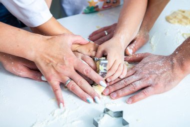 Aile yapımı ev yapımı kekler. Anneler ve çocuklar ellerinde kurabiye keskisi tutuyor. Aile yemeği düzlüğü. Eviniz güzelmiş. Mutluluk kavramı. 