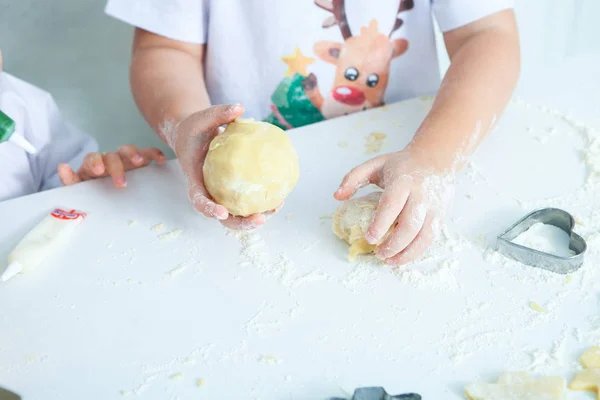 Família Cozinhar Bolos Caseiros Mães Crianças Mãos Segurando Cortadores Biscoitos — Fotografia de Stock