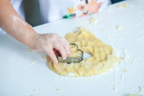 Família Cozinhar Bolos Caseiros Mães Crianças Mãos Segurando Cortadores Biscoitos — Fotografia de Stock