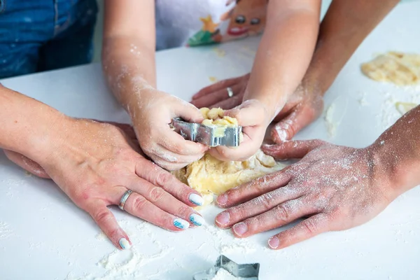 Família Cozinhar Bolos Caseiros Mães Crianças Mãos Segurando Cortadores Biscoitos — Fotografia de Stock