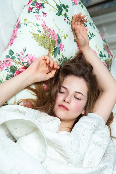 Boldog Lány Reggel Kinyújtott Karral Ébred Ágyon Gyönyörű Fiatal Fekszik — Stock Fotó