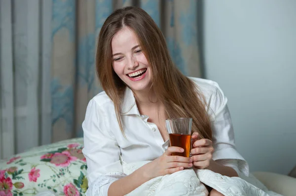 Jonge Mooie Blanke Vrouw Ontwaakt Lichte Kamer Ontspannen Vrouw Die — Stockfoto