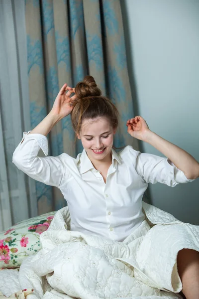 Joven Hermosa Mujer Blanca Despertando Sala Luz Mujer Relajada Acostada — Foto de Stock