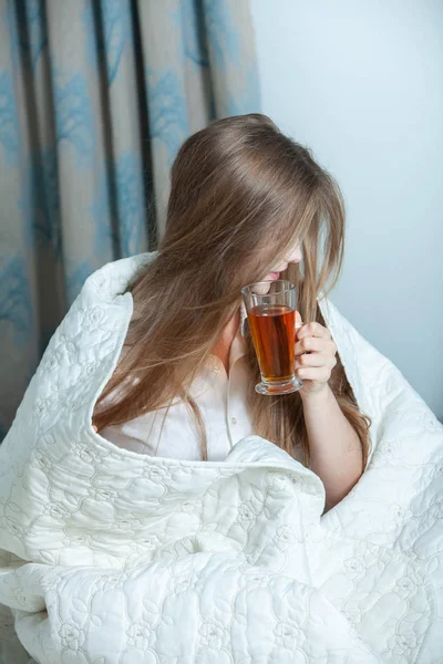 Fiatal Gyönyörű Fehér Ébred Fényszobában Nyugodt Fekszik Ágyban Teát Iszik — Stock Fotó