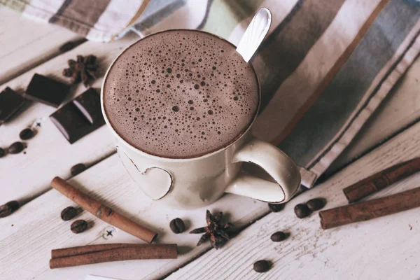 Twee Kopjes Warme Cacao Met Marshmallows Kaneelstokjes Houten Ondergrond Liefde — Stockfoto