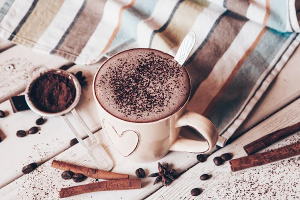 Dua Cangkir Cokelat Panas Dengan Marshmallow Dan Tongkat Kayu Manis — Stok Foto