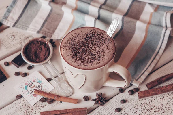 Dua Cangkir Cokelat Panas Dengan Marshmallow Dan Tongkat Kayu Manis — Stok Foto