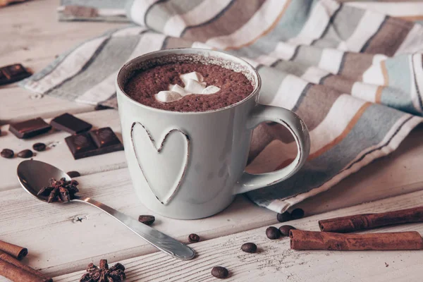 Zwei Tassen Heißen Kakao Mit Marshmallows Und Zimtstangen Auf Holzuntergrund — Stockfoto