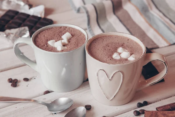 Zwei Tassen Heißen Kakao Mit Marshmallows Und Zimtstangen Auf Holzuntergrund — Stockfoto