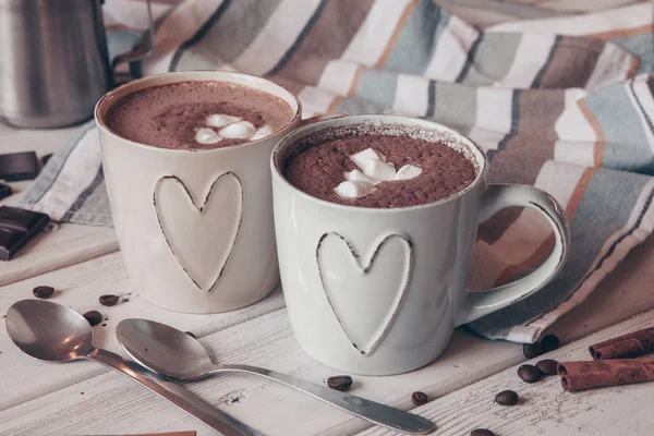 Zwei Tassen Heißen Kakao Mit Marshmallows Und Zimtstangen Auf Holzuntergrund — Stockfoto
