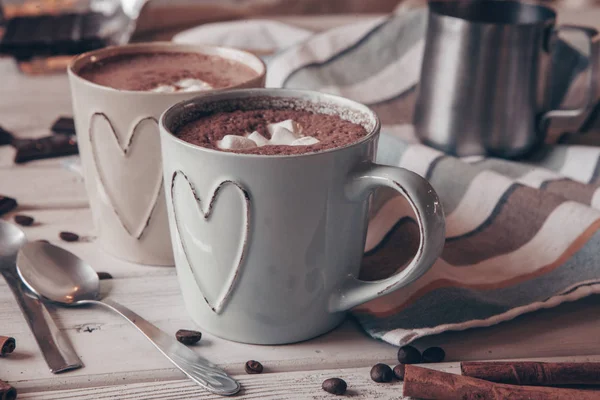 Duas Xícaras Cacau Quente Com Marshmallows Paus Canela Fundo Madeira — Fotografia de Stock