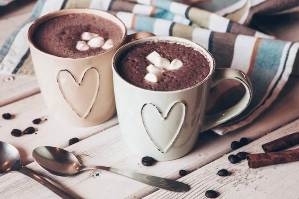 Zwei Tassen Heißen Kakao Mit Marshmallows Und Zimtstangen Auf Holzuntergrund — Stockfoto