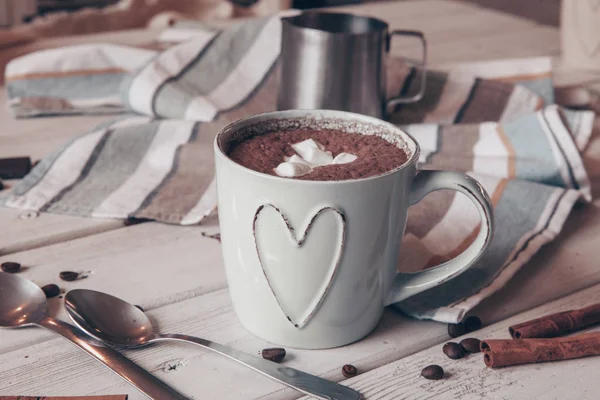 Dua Cangkir Cokelat Panas Dengan Marshmallow Dan Tongkat Kayu Manis — Stok Foto