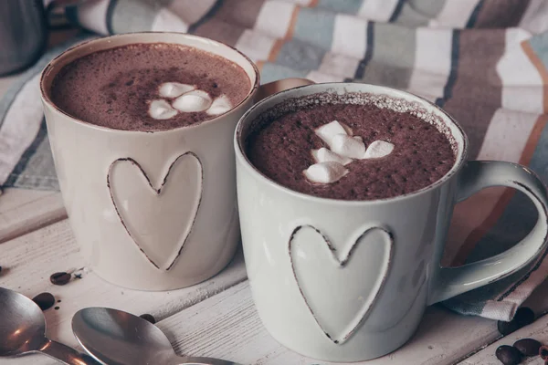 Zwei Tassen Heißen Kakao Mit Marshmallows Und Zimtstangen Auf Holzuntergrund — Stockfoto