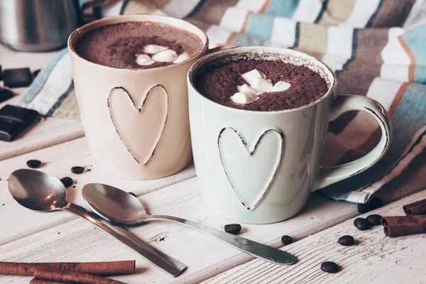Twee Kopjes Warme Cacao Met Marshmallows Kaneelstokjes Houten Ondergrond Liefde — Stockfoto