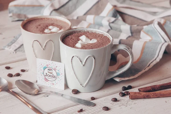 Duas Xícaras Cacau Quente Com Marshmallows Paus Canela Fundo Madeira — Fotografia de Stock