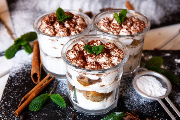 Tiramisu Dort Skle Klasický Italský Dezert Mascarpone Krémem Kakaem Selektivní — Stock fotografie