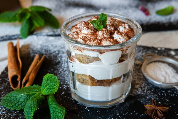 Ciasto Tiramisu Szkle Klasyczny Włoski Deser Kremem Rzęs Kakao Ukierunkowanie — Zdjęcie stockowe