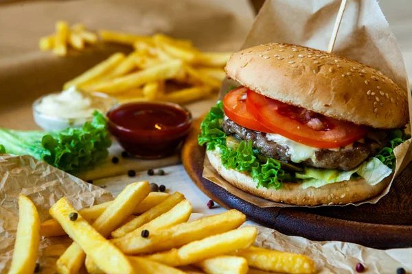 Großen Leckeren Burger Auf Einem Holztisch Und Pommes Leckere Burger — Stockfoto