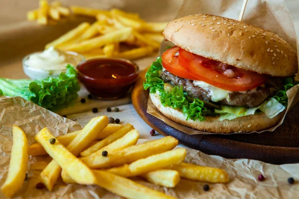 Großen Leckeren Burger Auf Einem Holztisch Und Pommes Leckere Burger — Stockfoto