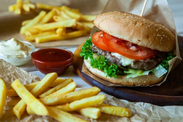 Μεγάλο Νόστιμο Burger Ένα Ξύλινο Τραπέζι Και Τηγανητές Πατάτες Πεντανόστιμο — Φωτογραφία Αρχείου