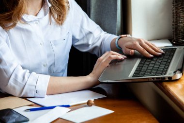 Kız bir kafedeki bilgisayarın başında çalışıyor. Öğrenci çevrimiçi öğreniyor. Blogcu. Genç beyaz kadın yazar dizüstü bilgisayarda klavye çalıyor. Mola sırasında taşınabilir bilgisayar kullanan çekici bir iş kadını..