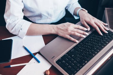 Kız bir kafedeki bilgisayarın başında çalışıyor. Öğrenci çevrimiçi öğreniyor. Blogcu. Genç beyaz kadın yazar dizüstü bilgisayarda klavye çalıyor. Mola sırasında taşınabilir bilgisayar kullanan çekici bir iş kadını..