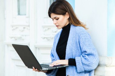 Kız bir kafedeki bilgisayarın başında çalışıyor. Öğrenci çevrimiçi öğreniyor. Blogcu. Genç beyaz kadın yazar dizüstü bilgisayarda klavye çalıyor. Mola sırasında taşınabilir bilgisayar kullanan çekici bir iş kadını..