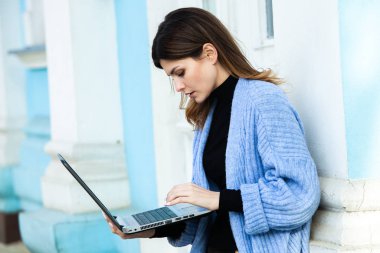 Kız bir kafedeki bilgisayarın başında çalışıyor. Öğrenci çevrimiçi öğreniyor. Blogcu. Genç beyaz kadın yazar dizüstü bilgisayarda klavye çalıyor. Mola sırasında taşınabilir bilgisayar kullanan çekici bir iş kadını..