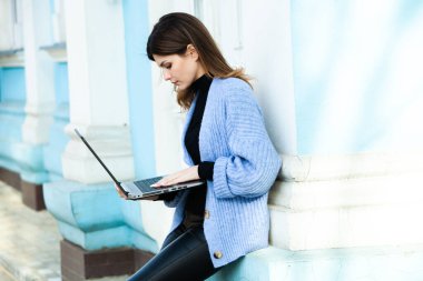 Kız bir kafedeki bilgisayarın başında çalışıyor. Öğrenci çevrimiçi öğreniyor. Blogcu. Genç beyaz kadın yazar dizüstü bilgisayarda klavye çalıyor. Mola sırasında taşınabilir bilgisayar kullanan çekici bir iş kadını..