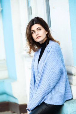 Doğal ciltli kadın yüzünün güzel portresi. Kadın yüzünün güzel portresi. Şehirde poz veren genç ve güzel bir kadın. Harika beyaz bir kadın. Şık bir kız. Hippi. Rusça.