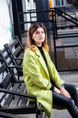 Doğal ciltli kadın yüzünün güzel portresi. Kadın yüzünün güzel portresi. Şehirde poz veren genç ve güzel bir kadın. Harika beyaz bir kadın. Şık bir kız. Hippi. Rusça.