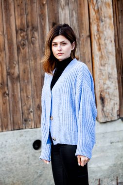 Doğal ciltli kadın yüzünün güzel portresi. Kadın yüzünün güzel portresi. Şehirde poz veren genç ve güzel bir kadın. Harika beyaz bir kadın. Şık bir kız. Hippi. Rusça.