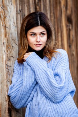 Doğal ciltli kadın yüzünün güzel portresi. Kadın yüzünün güzel portresi. Şehirde poz veren genç ve güzel bir kadın. Harika beyaz bir kadın. Şık bir kız. Hippi. Rusça.