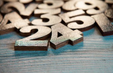 Rakamların geçmişi. Sıfırdan dokuza kadar. Sayıların dokusu. Mali veri kavramı. Matematik. Sayılarla kusursuz desen. finansal kriz konsepti. İş başarısı. 