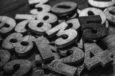 Rakamların geçmişi. Sıfırdan dokuza kadar. Sayıların dokusu. Mali veri kavramı. Matematik. Sayılarla kusursuz desen. finansal kriz konsepti. İş başarısı. 