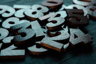 Rakamların geçmişi. Sıfırdan dokuza kadar. Sayıların dokusu. Mali veri kavramı. Matematik. Sayılarla kusursuz desen. finansal kriz konsepti. İş başarısı. 