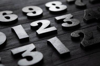 Rakamların geçmişi. Sıfırdan dokuza kadar. Sayıların dokusu. Mali veri kavramı. Matematik. Sayılarla kusursuz desen. finansal kriz konsepti. İş başarısı. 