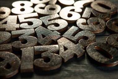 Rakamların geçmişi. Sıfırdan dokuza kadar. Sayıların dokusu. Mali veri kavramı. Matematik. Sayılarla kusursuz desen. finansal kriz konsepti. İş başarısı. 