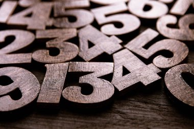 Rakamların geçmişi. Sıfırdan dokuza kadar. Sayıların dokusu. Mali veri kavramı. Matematik. Sayılarla kusursuz desen. finansal kriz konsepti. İş başarısı. 