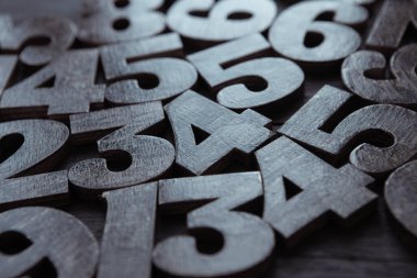 Rakamların geçmişi. Sıfırdan dokuza kadar. Sayıların dokusu. Mali veri kavramı. Matematik. Sayılarla kusursuz desen. finansal kriz konsepti. İş başarısı. 