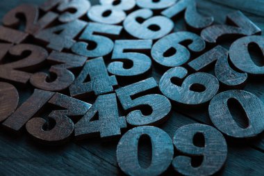 Rakamların geçmişi. Sıfırdan dokuza kadar. Sayıların dokusu. Mali veri kavramı. Matematik. Sayılarla kusursuz desen. finansal kriz konsepti. İş başarısı. 