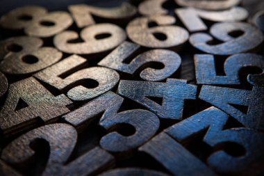 Rakamların geçmişi. Sıfırdan dokuza kadar. Sayıların dokusu. Mali veri kavramı. Matematik. Sayılarla kusursuz desen. finansal kriz konsepti. İş başarısı. 