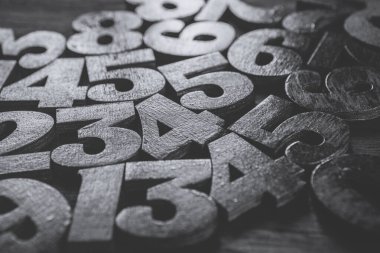 Rakamların geçmişi. Sıfırdan dokuza kadar. Sayıların dokusu. Mali veri kavramı. Matematik. Sayılarla kusursuz desen. finansal kriz konsepti. İş başarısı. 