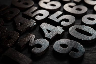 Rakamların geçmişi. Sıfırdan dokuza kadar. Sayıların dokusu. Mali veri kavramı. Matematik. Sayılarla kusursuz desen. finansal kriz konsepti. İş başarısı. 