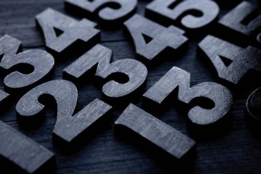 Rakamların geçmişi. Sıfırdan dokuza kadar. Sayıların dokusu. Mali veri kavramı. Matematik. Sayılarla kusursuz desen. finansal kriz konsepti. İş başarısı. 