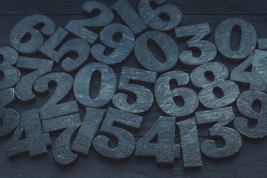 Rakamların geçmişi. Sıfırdan dokuza kadar. Sayıların dokusu. Mali veri kavramı. Matematik. Sayılarla kusursuz desen. finansal kriz konsepti. İş başarısı. 