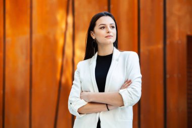 Başarılı İş Kadını Portresi. Aktif yaşam tarzı. Modern iş kızı dışarıda. Kadın Lider. Güzel bir Rus kızı. Başarı konsepti.